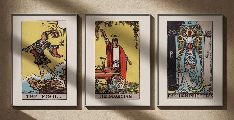 Triptyque Affiches Tarot Rider-Waite-Smith : Le Mat, Arcane 0 du Tarot Rider-Waite ; Le Bateleur, Arcane I du Tarot Rider-Waite ; La Grande Prêtresse, Arcane II du Tarot Rider-Waite. Affiches encadrées, édition Heure d'été