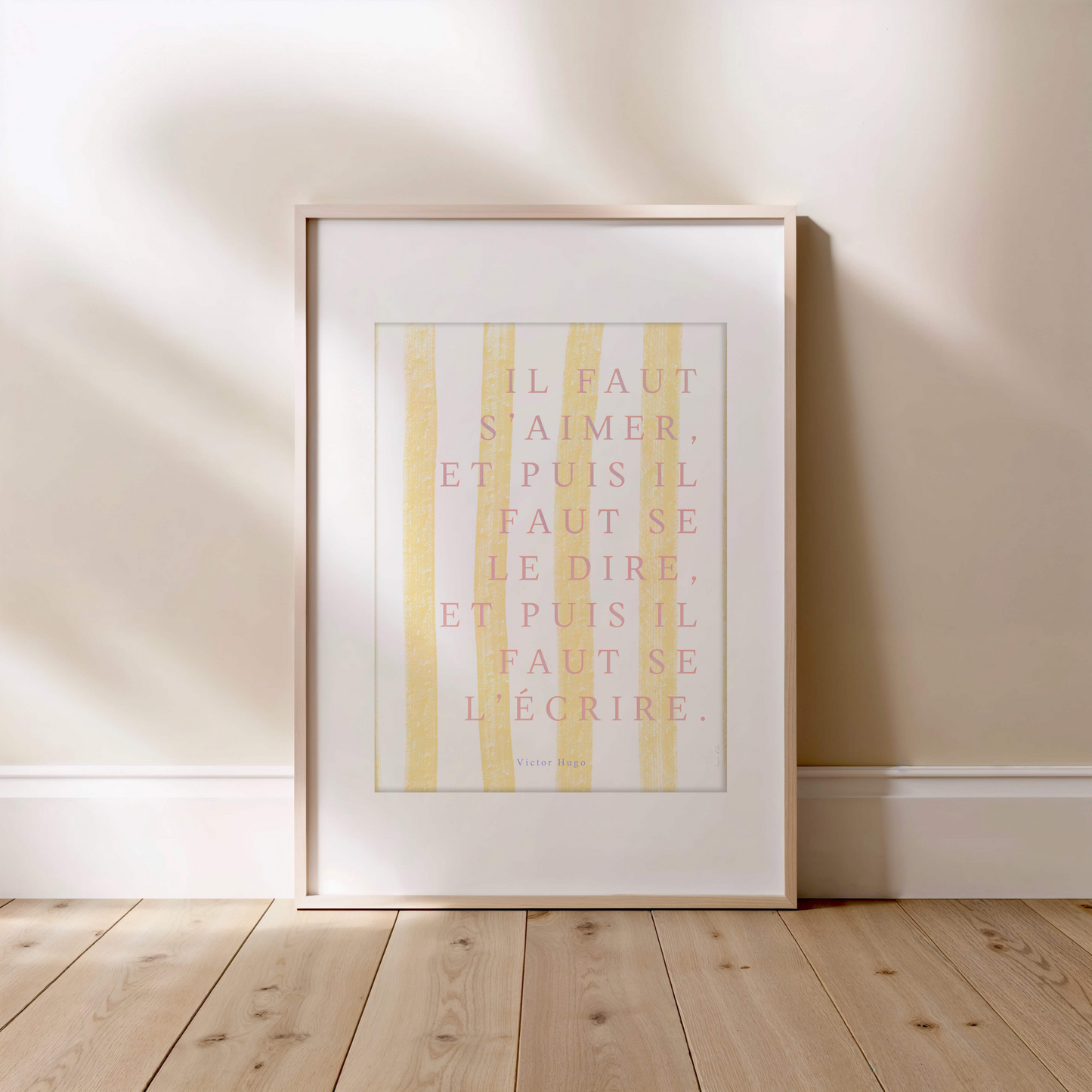Il faut s'aimer, et puis il faut se le dire, et puis il faut se l'écrire. Citation de Victor Hugo, affiche rayures jaunes et blanches - design unique et original, exclusivement chez Heure d'été.
