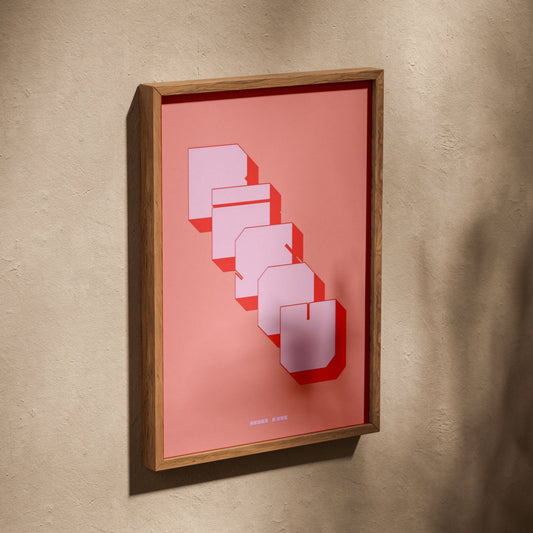 Affiche Bisou, affiche dans un cadre en chêne posé de biais sur un mur texturé