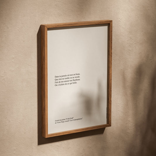 "Il fait froid" - Victor Hugo | Poster Citation, affiche dans un cadre en chêne posé de biais sur un mur texturé