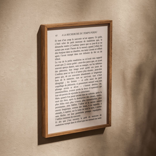 À la recherche du temps perdu - Marcel Proust, affiche dans un cadre en chêne posé de biais sur un mur texturé