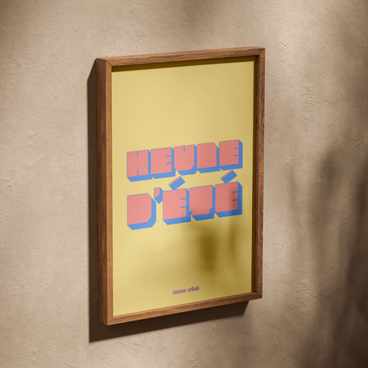 Affiche Heure d'été, affiche dans un cadre en chêne posé de biais sur un mur texturé