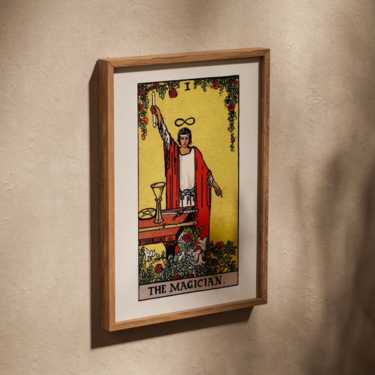 Le Bateleur - Arcane I du Tarot Rider-Waite, affiche dans un cadre en chêne posé de biais sur un mur texturé