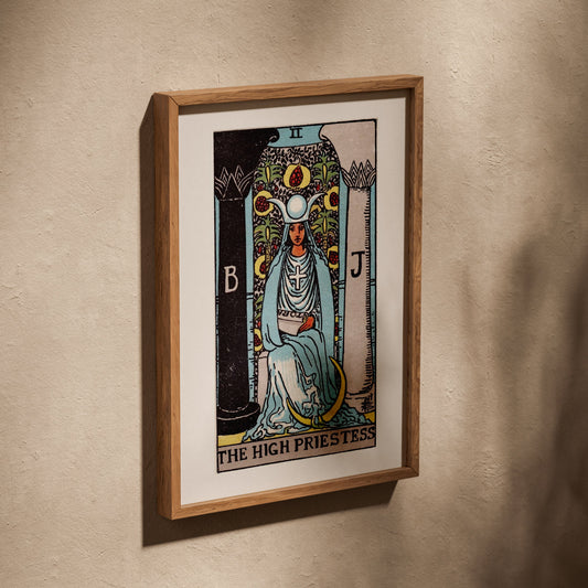 La Grande Prêtresse - Arcane II du Tarot Rider-Waite, affiche dans un cadre en chêne posé de biais sur un mur texturé