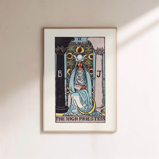 Arcane II - La Grande Prêtresse (The High Priestess) - Affiche Tarot Rider-Waite-Smith en situation