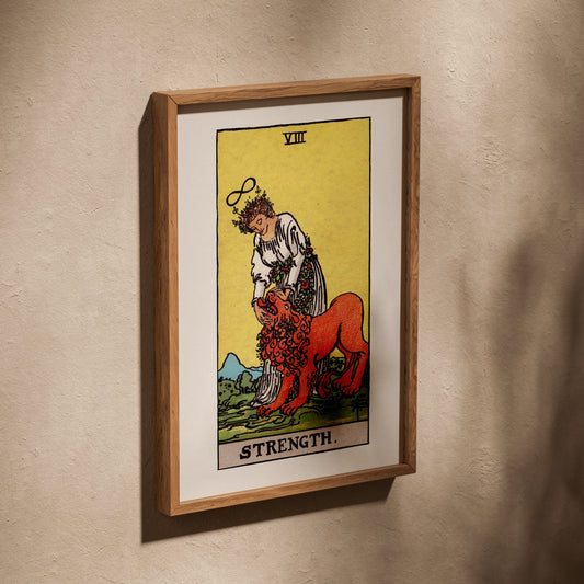 La Force - Arcane VIII du Tarot Rider-Waite, affiche dans un cadre en chêne posé de biais sur un mur texturé