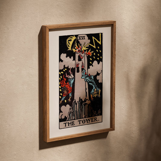 La Tour - Arcane XVI du Tarot Rider-Waite, affiche dans un cadre en chêne posé de biais sur un mur texturé