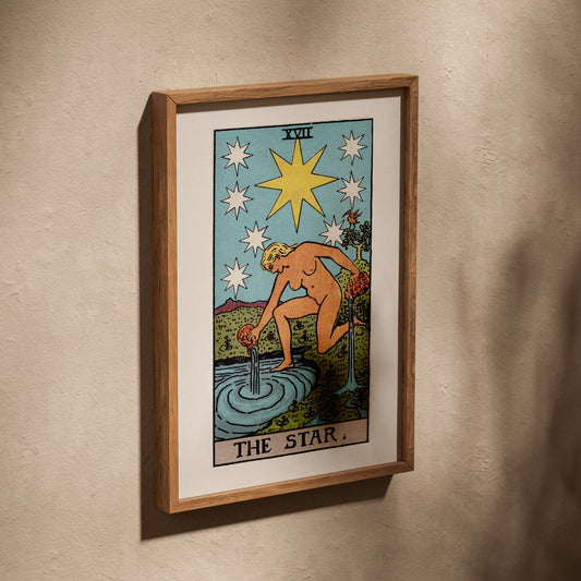 L'Étoile - Arcane XVII du Tarot Rider-Waite, affiche dans un cadre en chêne posé de biais sur un mur texturé