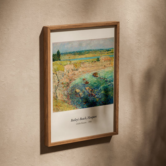 Bailey's Beach, Newport, Childe Hassam, affiche dans un cadre en chêne posé de biais sur un mur texturé