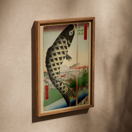 Carpe Koinobori Edo - Estampe Japonaise, affiche dans un cadre en chêne posé de biais sur un mur texturé