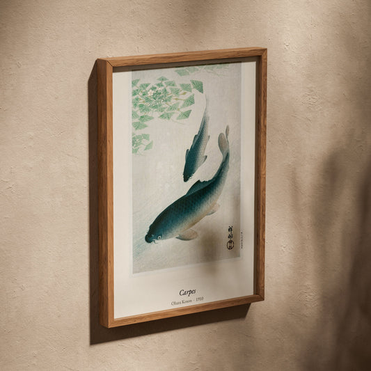 Carpes, Ohara Koson | Affiche Estampe Japonaise, affiche dans un cadre en chêne posé de biais sur un mur texturé