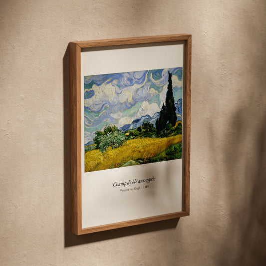 Champ de blé aux cyprès, Van Gogh | Affiche Art Premium, affiche dans un cadre en chêne posé de biais sur un mur texturé