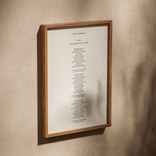 Affiche L'Invitation au voyage, poster poème Baudelaire, affiche dans un cadre en chêne posé de biais sur un mur texturé