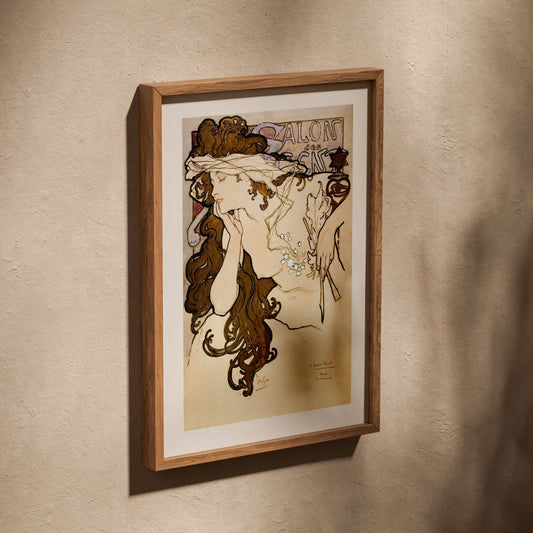 Salon des Cent - Alphonse Mucha - Art Nouveau, affiche dans un cadre en chêne posé de biais sur un mur texturé