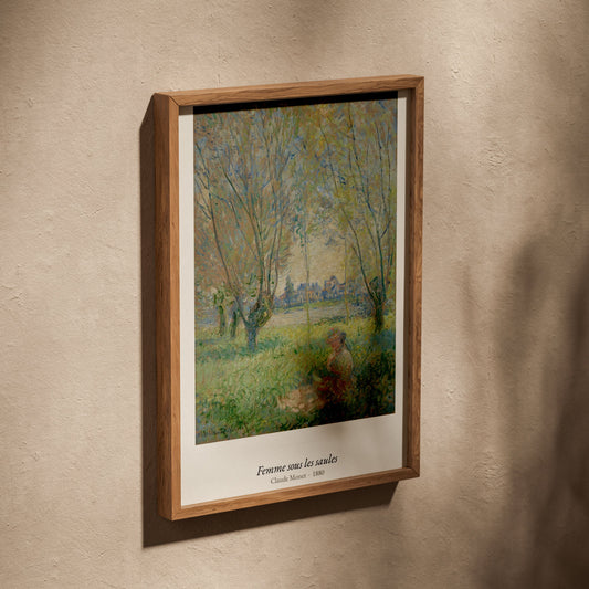 Femme sous les saules, Claude Monet, affiche dans un cadre en chêne posé de biais sur un mur texturé