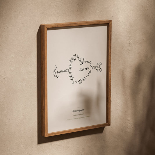 Flèche saignante - Apollinaire - Affiche Calligramme Amour, affiche dans un cadre en chêne posé de biais sur un mur texturé