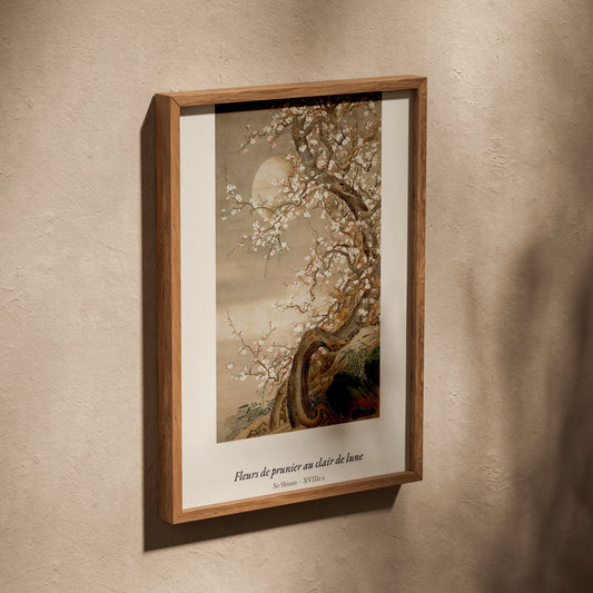 Fleurs de prunier au clair de lune, So Shizan, affiche dans un cadre en chêne posé de biais sur un mur texturé
