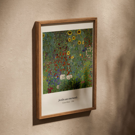 Jardin aux tournesols, Gustav Klimt, affiche dans un cadre en chêne posé de biais sur un mur texturé