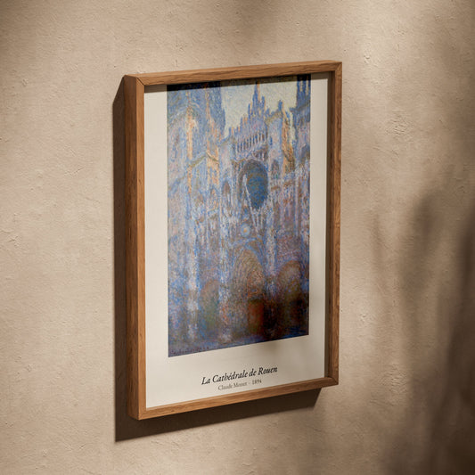 La Cathédrale de Rouen, Claude Monet, affiche dans un cadre en chêne posé de biais sur un mur texturé