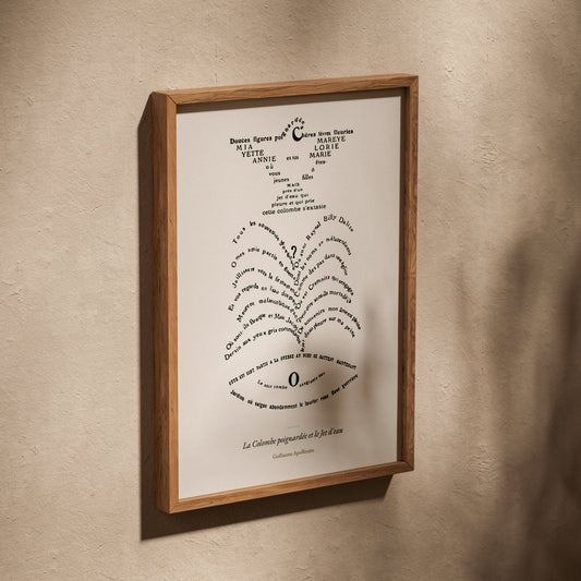 La Colombe Poignardée et le Jet d'Eau, Apollinaire, affiche dans un cadre en chêne posé de biais sur un mur texturé