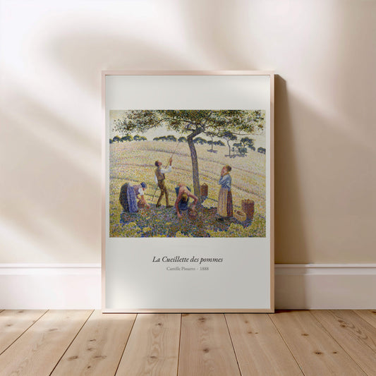 La Cueillette des pommes, Camille Pissarro | Affiche Art Premium, affiche encadrée posée au sol, cadre bois clair