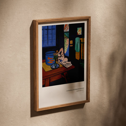 L'Atelier aux Poissons Rouges - Henri Matisse, affiche dans un cadre en chêne posé de biais sur un mur texturé