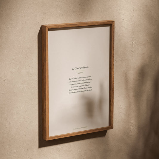 Le vent se lève - Paul Valéry, affiche dans un cadre en chêne posé de biais sur un mur texturé