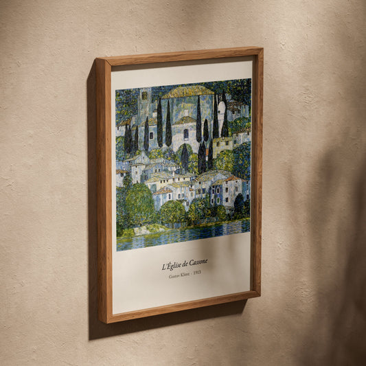 L'Église de Cassone, Gustav Klimt | Affiche Art Premium, affiche dans un cadre en chêne posé de biais sur un mur texturé
