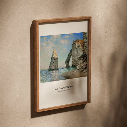 Les Falaises d'Étretat, Claude Monet, affiche dans un cadre en chêne posé de biais sur un mur texturé