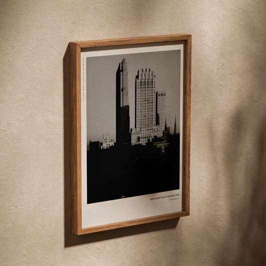 New York Shelton - Alfred Stieglitz - Affiche Photo d'Art, affiche dans un cadre en chêne posé de biais sur un mur texturé