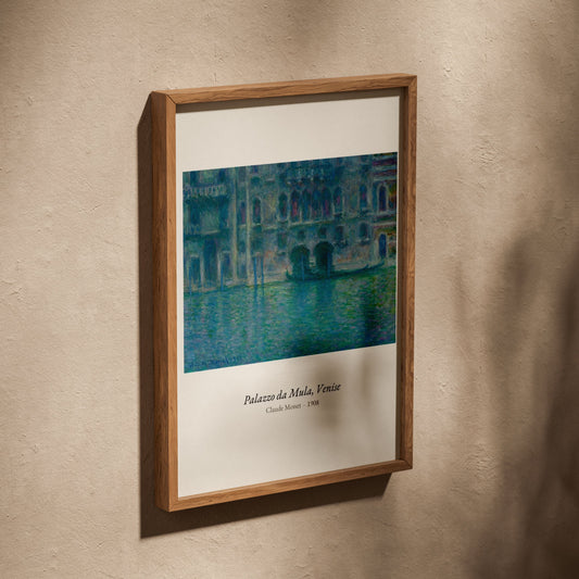 Palazzo da Mula, Venise, Claude Monet, affiche dans un cadre en chêne posé de biais sur un mur texturé