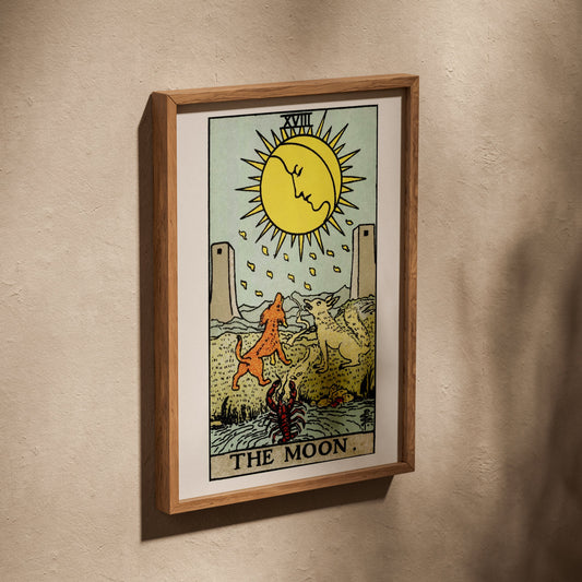The Moon - Tarot Rider-Waite (1909) - Affiche Lune, affiche dans un cadre en chêne posé de biais sur un mur texturé