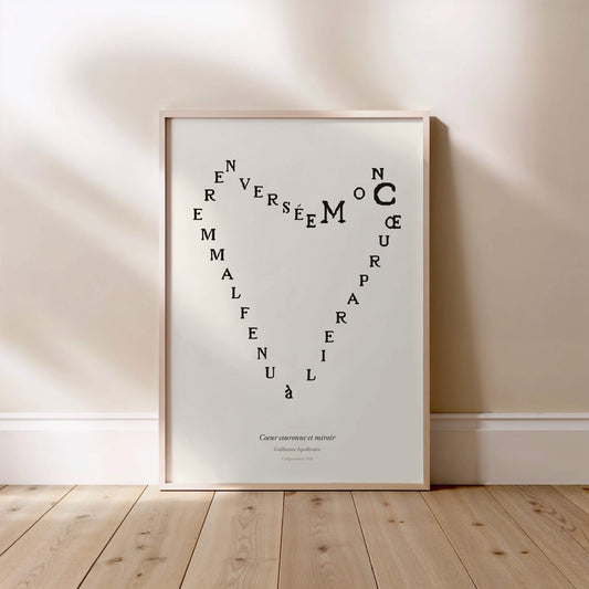 Le calligramme Coeur couronne et miroir d'Apollinaire, encadré contre un mur clair