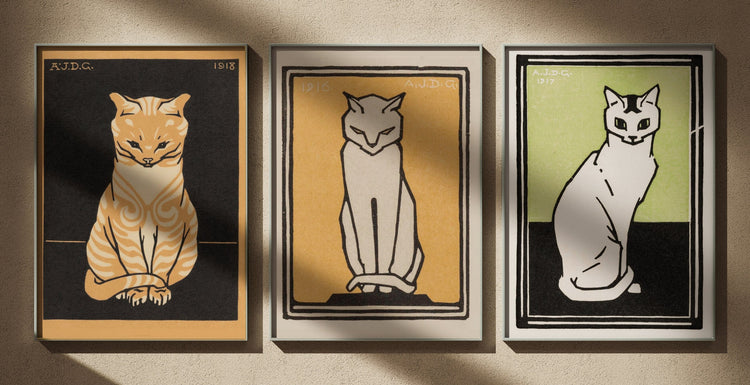Triptyque Art animalier : Chat Assis, Julie de Graag ; Chat Blanc Fond Jaune, Julie de Graag ; Chat Blanc, Julie de Graag. Affiches encadrées, édition Heure d'été