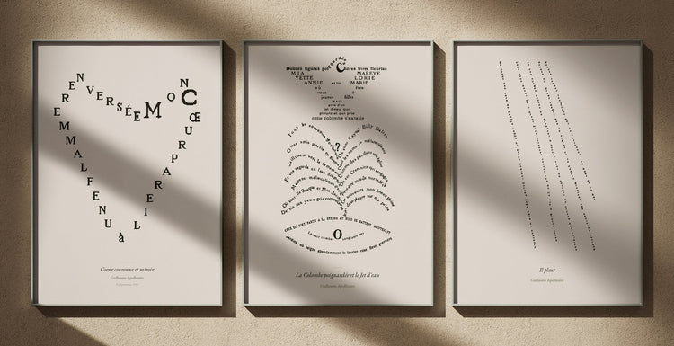 Triptyque Calligrammes Apollinaire : Coeur couronne et miroir, Guillaume Apollinaire ; La Colombe Poignardée et le Jet d'Eau, Apollinaire ; Il Pleut, Apollinaire. Affiches encadrées, édition Heure d'été