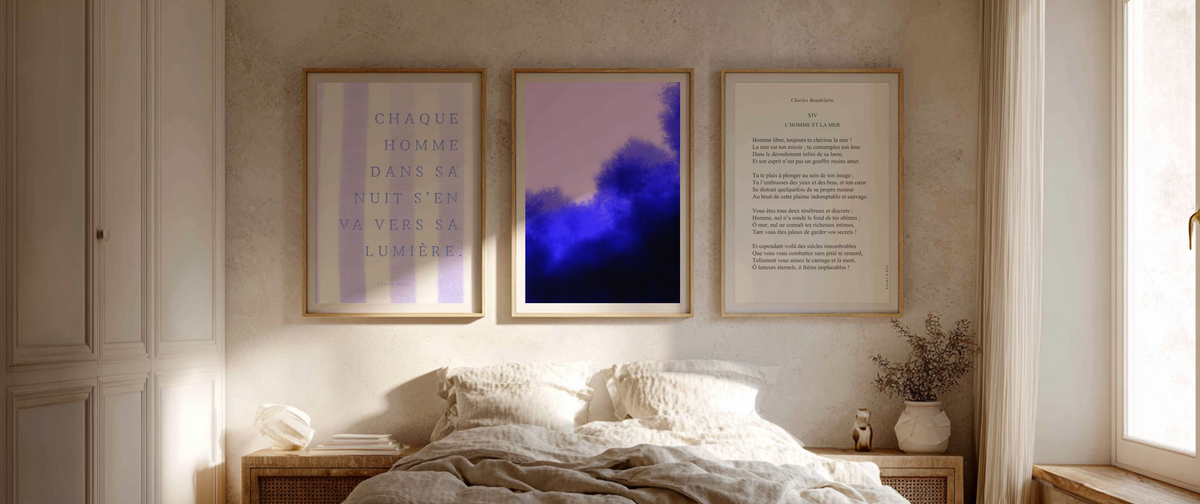 Triptyque Heure d'été au-dessus d'un lit : Chaque homme dans sa nuit de Victor Hugo, une peinture bleue et L'Homme et la mer de Baudelaire, encadrés
