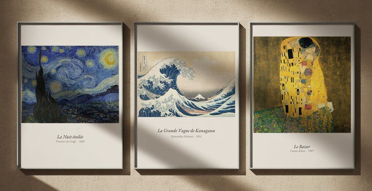 Triptyque Peintures des Grands Maîtres : La Nuit étoilée, Van Gogh ; La Grande Vague de Kanagawa, Hokusai ; Le Baiser, Gustav Klimt. Affiches encadrées, édition Heure d'été