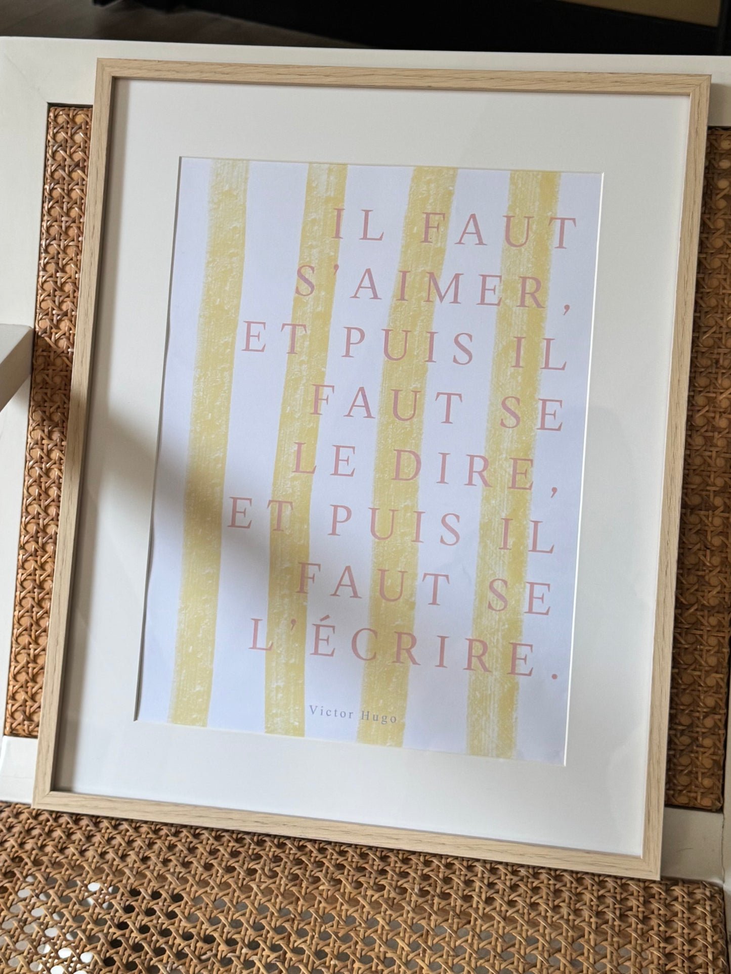 Il faut s'aimer, décoration élégante, citation de Victor Hugo, affiche rayée jaune butter yellow et blanc