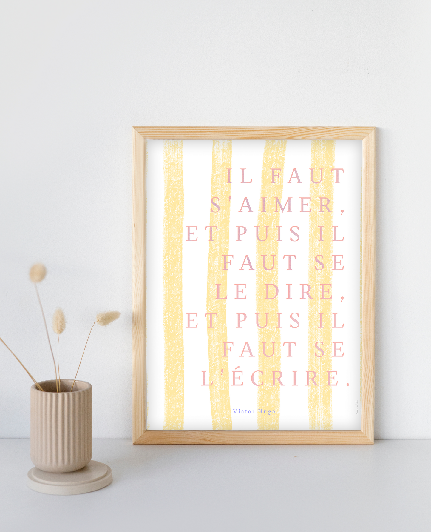 Il faut s'aimer, et puis il faut se le dire, et puis il faut se l'écrire. Citation de Victor Hugo, affiche rayures jaunes et blanches - design unique et original, exclusivement chez Heure d'été. 