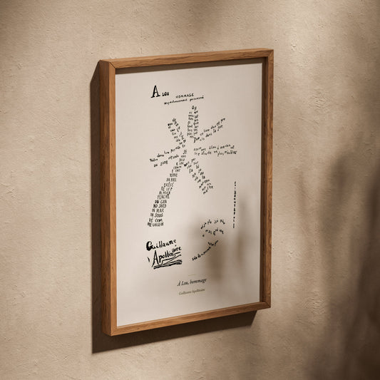À Lou, hommage - Apollinaire - Affiche Calligramme Étoile, affiche dans un cadre en chêne posé de biais sur un mur texturé