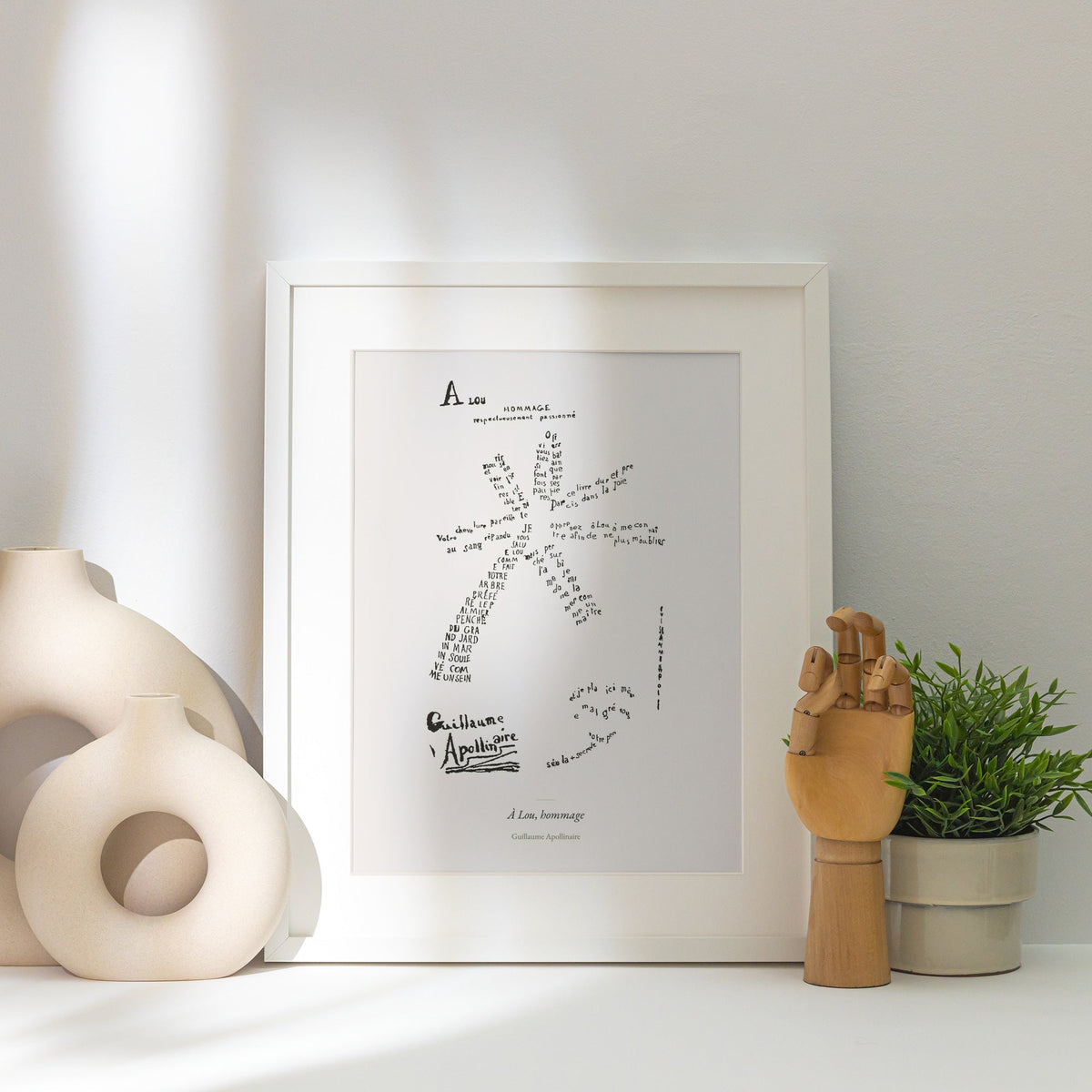 À Lou, hommage - Apollinaire - Affiche Calligramme Étoile, affiche encadrée posée près d'un vase blanc, lumière rasante