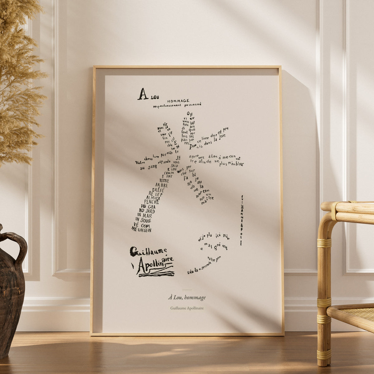 À Lou, hommage - Apollinaire - Affiche Calligramme Étoile, affiche encadrée dans un intérieur élégant, herbes séchées et chai
