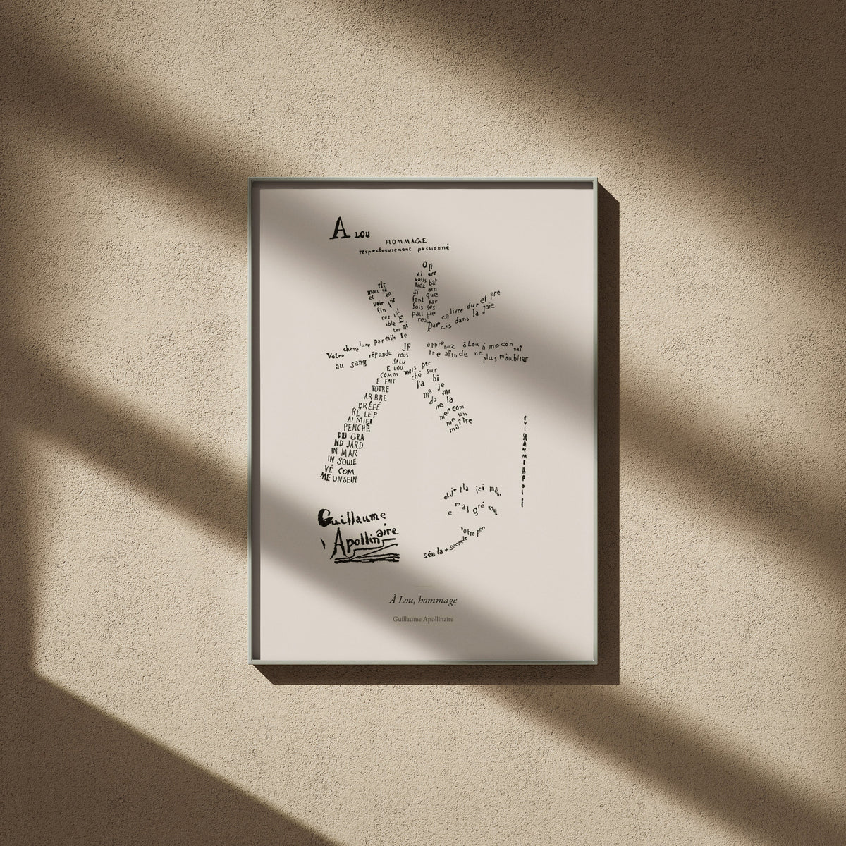 À Lou, hommage - Apollinaire - Affiche Calligramme Étoile, affiche encadrée sur un mur beige, ombres de fenêtre