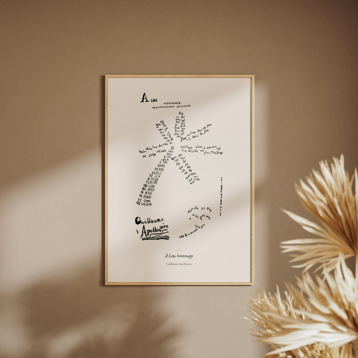 À Lou, hommage - Apollinaire - Affiche Calligramme Étoile, affiche encadrée sur un mur beige, pampas au premier plan