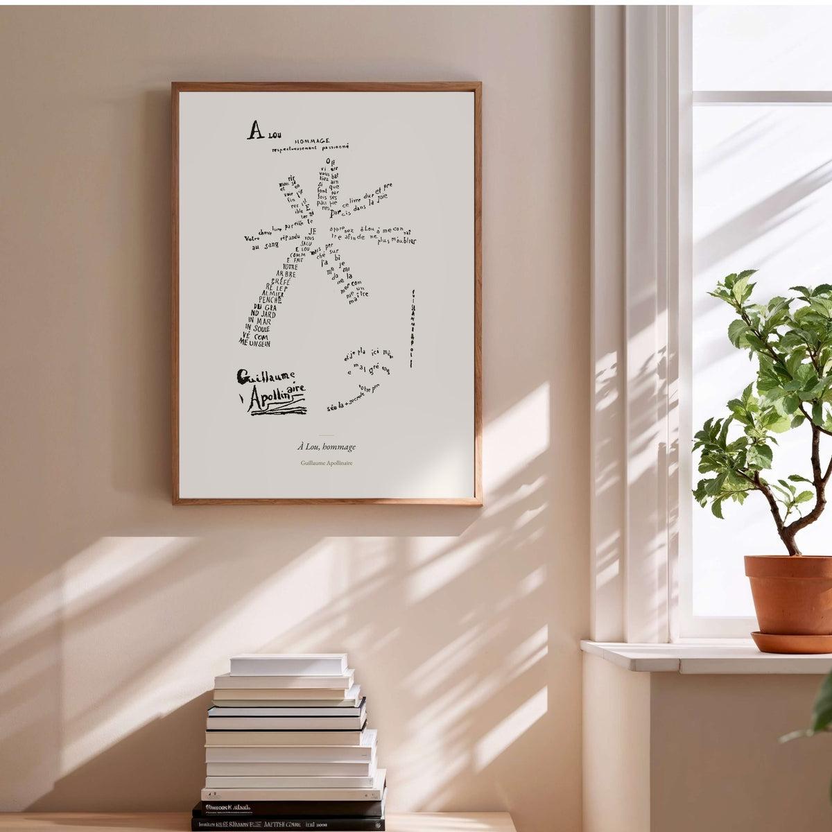 À Lou, hommage - Apollinaire - Affiche Calligramme Étoile, affiche encadrée au-dessus d'une pile de livres