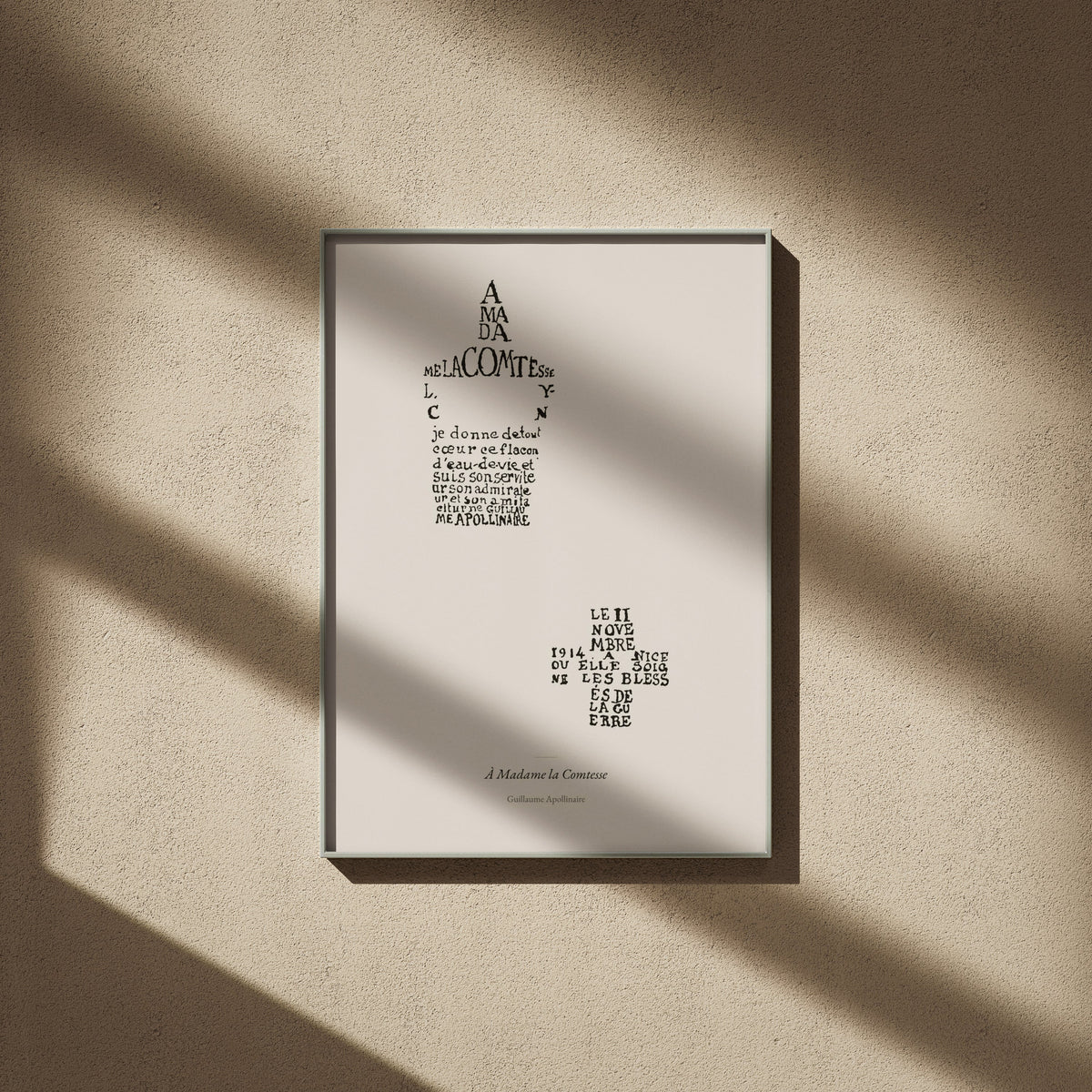 À Madame la Comtesse - Apollinaire - Affiche Calligramme Lou, affiche encadrée sur un mur beige, ombres de fenêtre