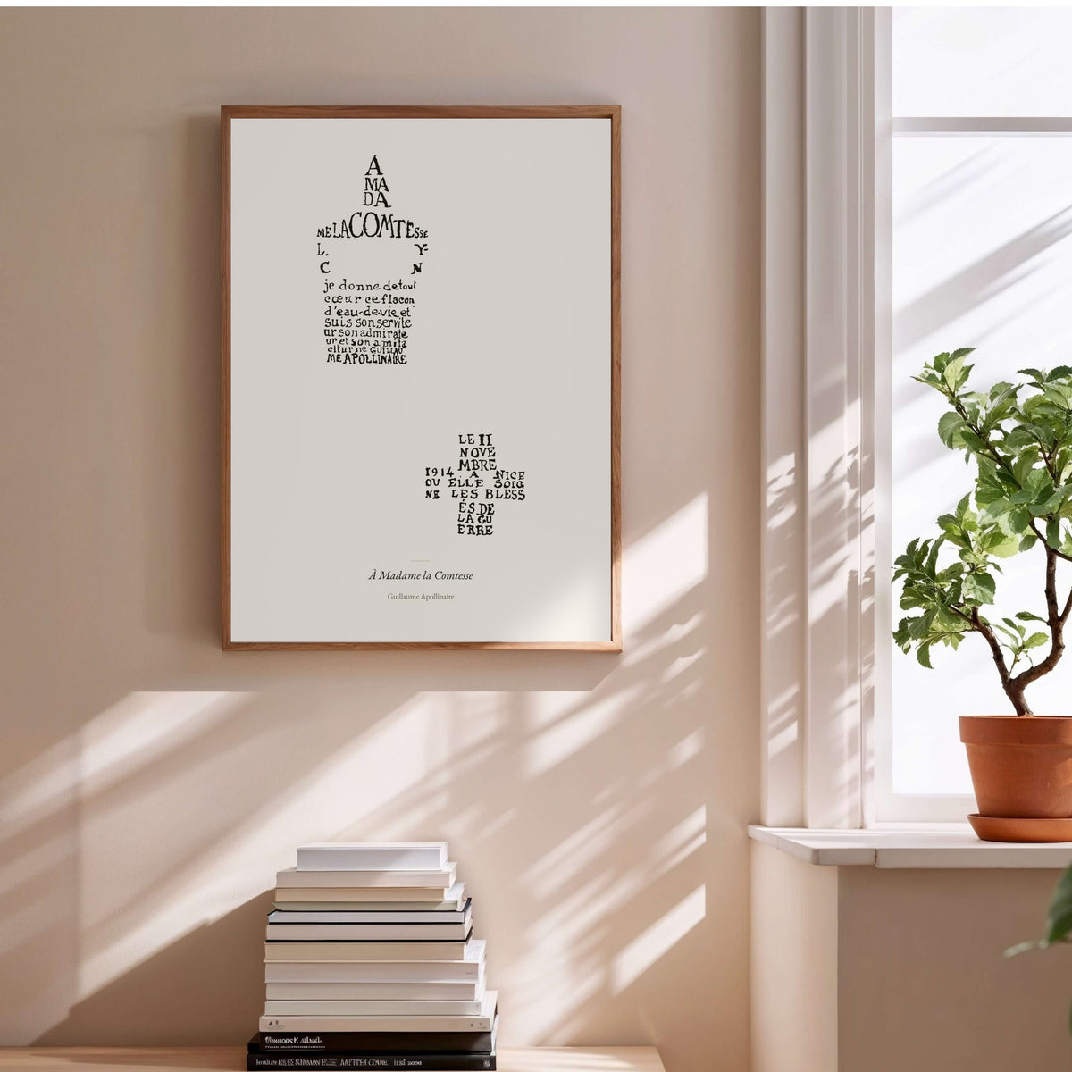 À Madame la Comtesse - Apollinaire - Affiche Calligramme Lou, affiche encadrée au-dessus d'une pile de livres