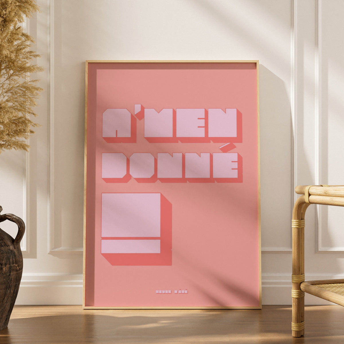 Affiche A'men donné, affiche encadrée dans un intérieur élégant, herbes séchées et chaise en rotin