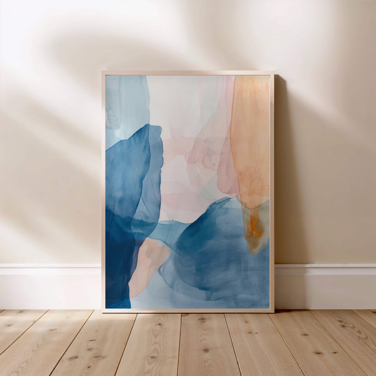 Affiche Abstract Watercolor, affiche encadrée posée au sol, cadre bois clair
