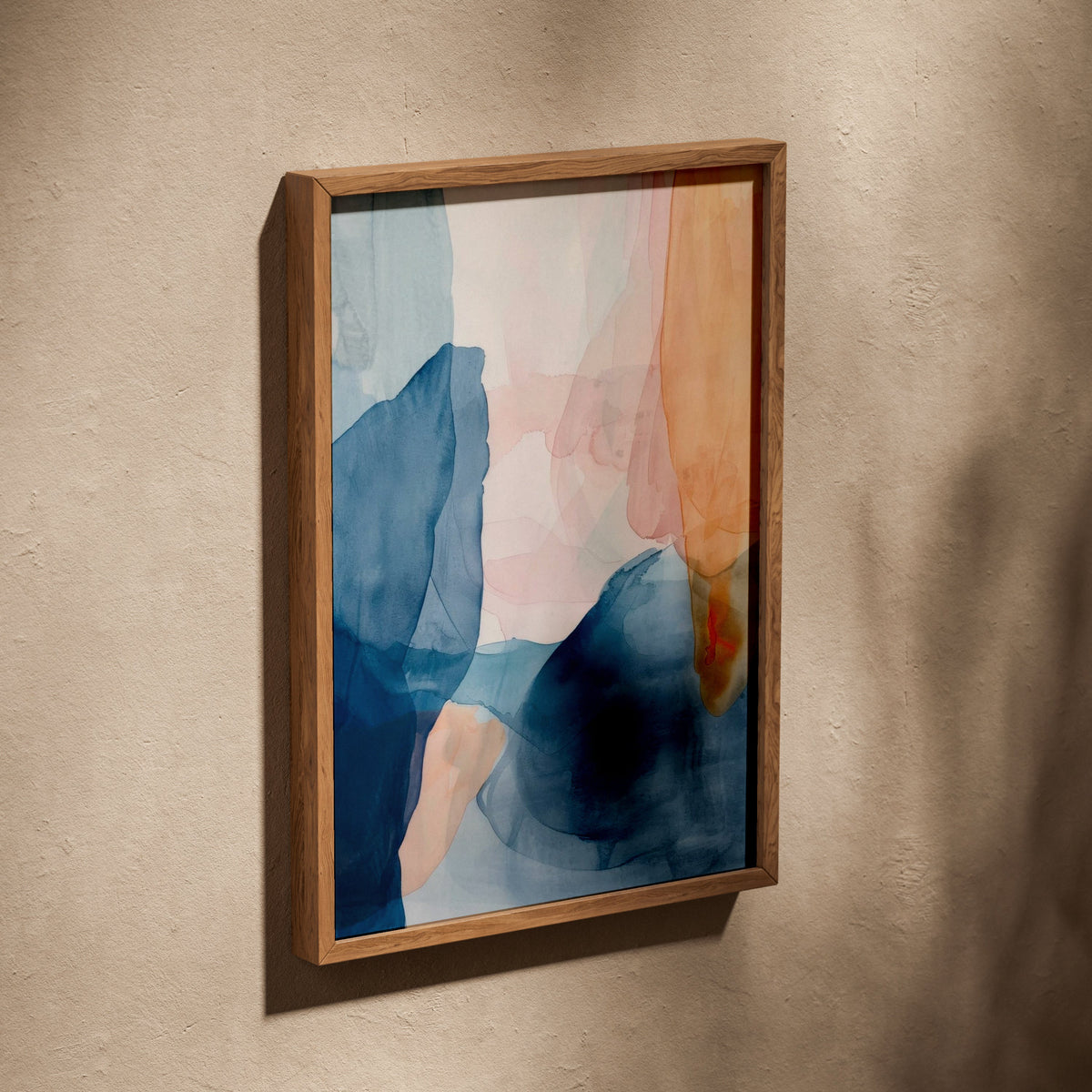 Affiche Abstract Watercolor, affiche dans un cadre en chêne posé de biais sur un mur texturé